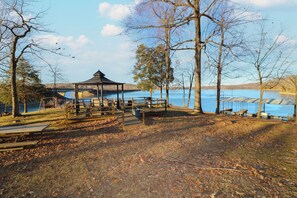 Un gazebo con vista su un lago e un ponte sullo sfondo.