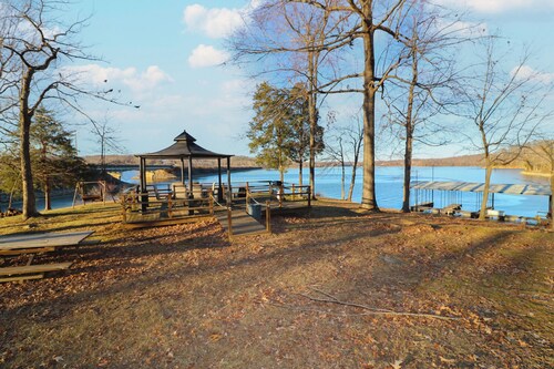 Spacious Cabin on Lake Barkley