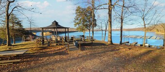 Spacious Cabin on Lake Barkley