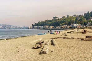 Beach - Bright Waterfront Condo with Gym & Pool (Seattle)