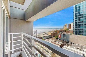 Property grounds - Bright Waterfront Condo with Gym & Pool (Seattle)