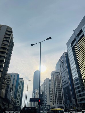 Ein Hochhaus mit freiem Blick zum Himmel und einer Straßenlaterne im Vordergrund.