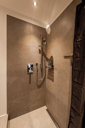 Deluxe Apartment, River View | Bathroom - 24-7 Apartment Passau - Ferienwohnung (Passau)