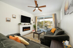 Televisión y chimenea 