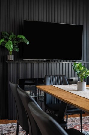 Dining - Charming Entire Home/18m to Manhattan/Home Theater (Carlstadt)