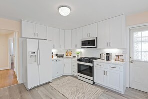 Private kitchen - Charming Entire Home/18m to Manhattan/Home Theater (Carlstadt)