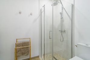 Sèche-cheveux, serviettes fournies