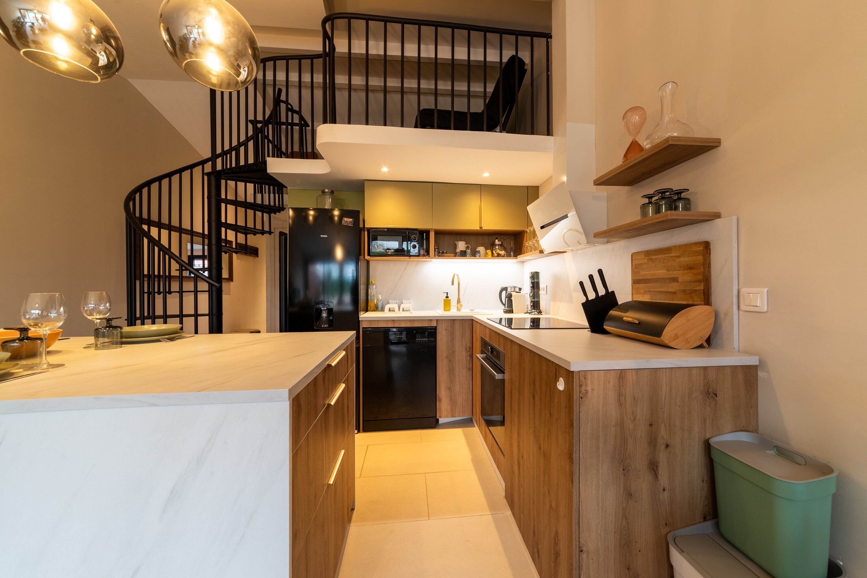 Een koelkast, een microgolfoven, een oven, een vaatwasser