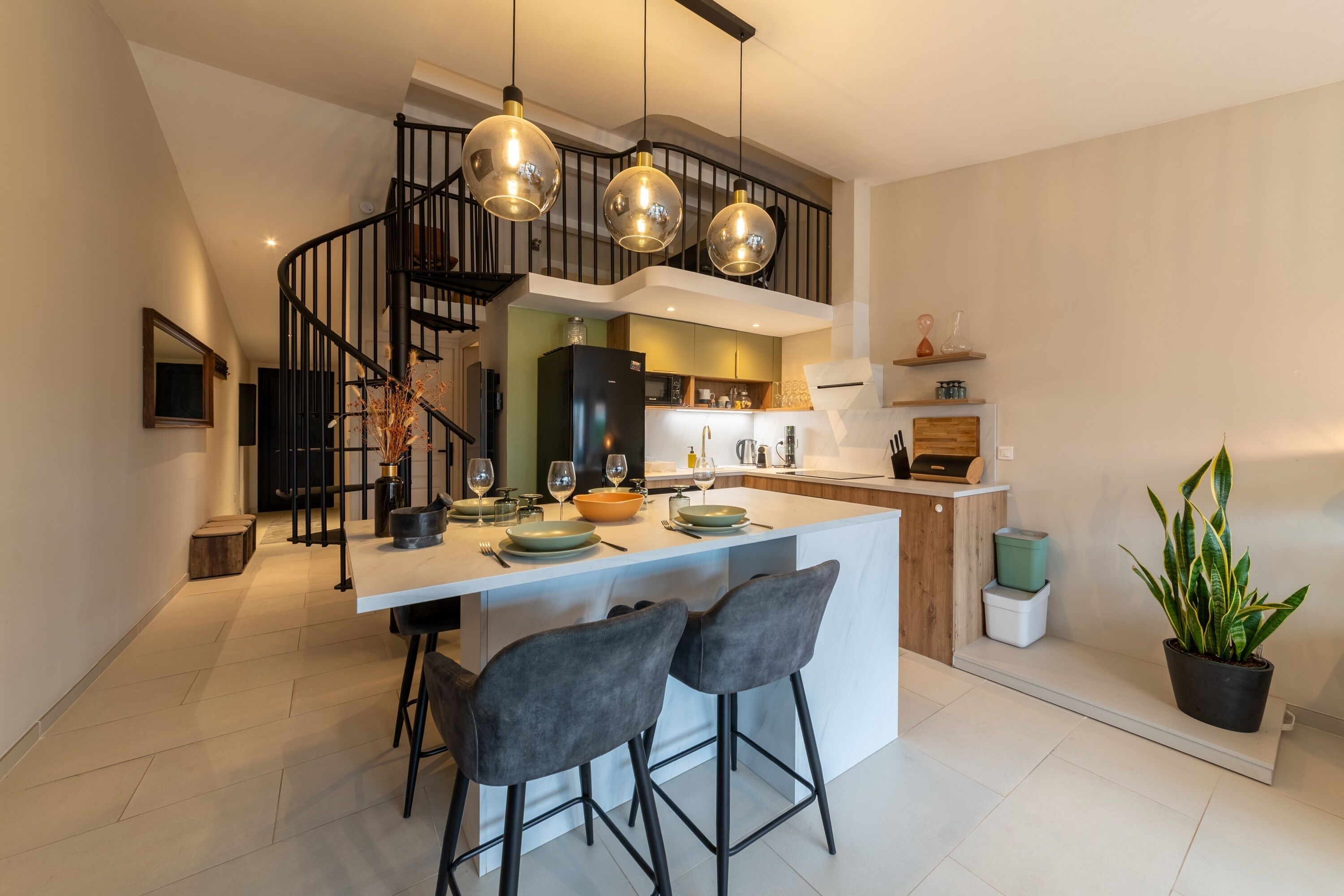 Een koelkast, een magnetron, een oven, een vaatwasser