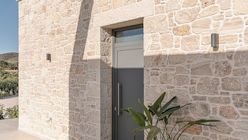 Full-sized fridge, microwave, oven, stovetop