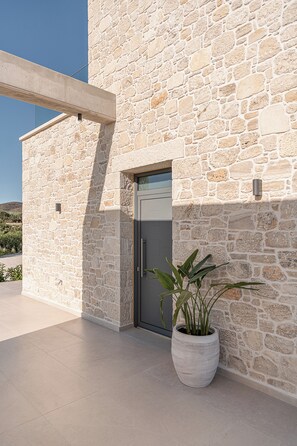 Großer Kühlschrank, Mikrowelle, Ofen, Herdplatte