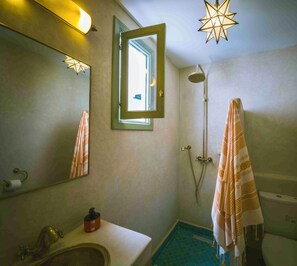 Shower, hair dryer, towels, soap - 3-bedroom Riad in Medina (Marrakech)