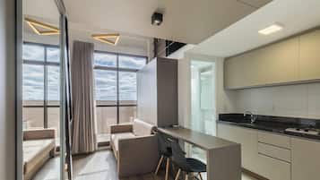 Eenvoudig appartement | Woonruimte | Een 32-inch smart-tv met digitale zenders