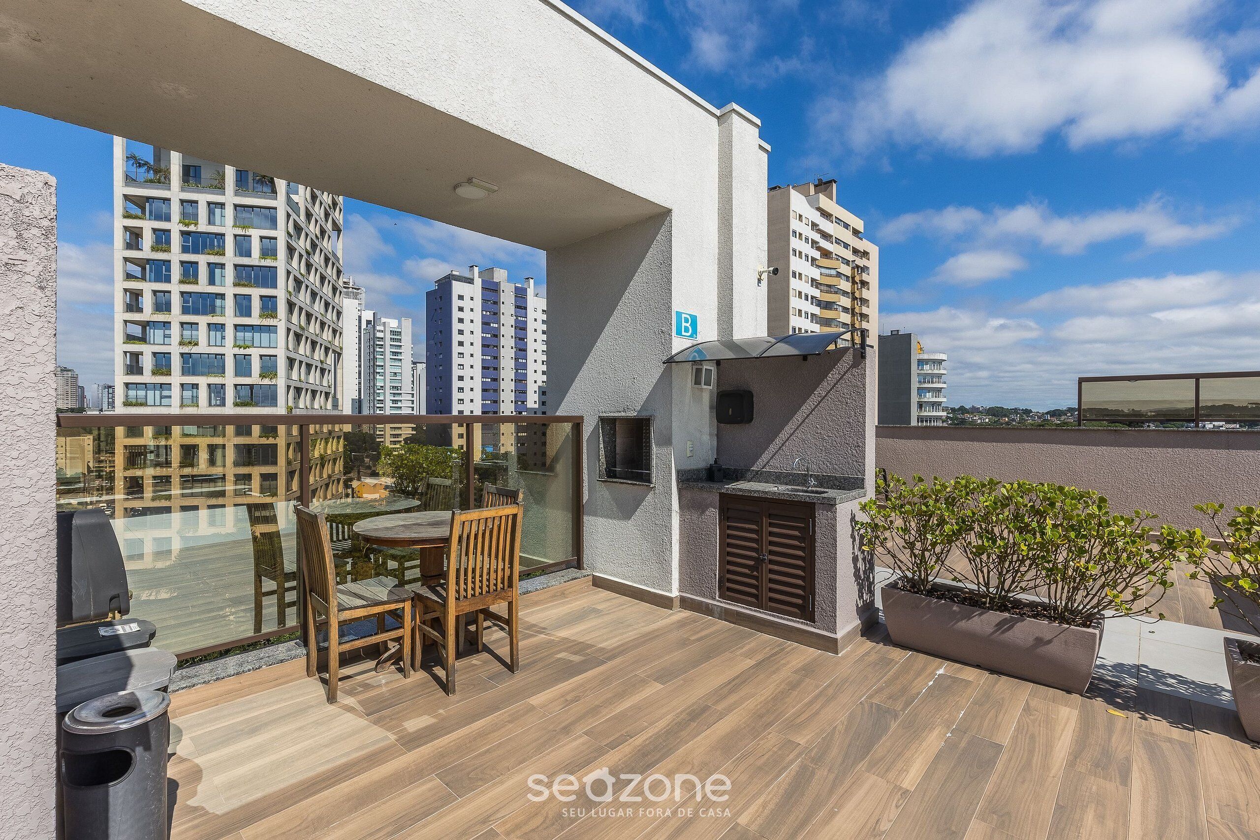 Basic Apartment | Outdoor dining