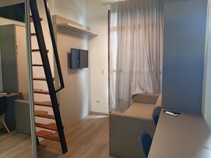 Basic Apartment | Living area | 32-inch Smart TV with digital channels - Modern Studio w/ Barbecue Grill Sel1110 (Curitiba)