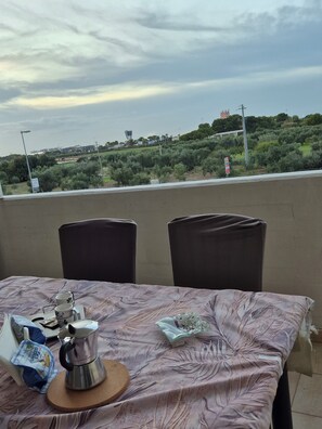 Outdoor dining - Family-friendly apartment 5 minutes from the airport. Mirosa Airport Home (Puglia)