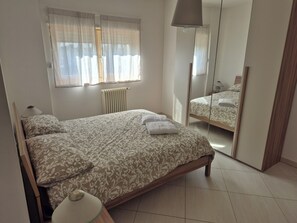 2 bedrooms, WiFi, bed sheets - Family-friendly apartment 5 minutes from the airport. Mirosa Airport Home (Puglia)