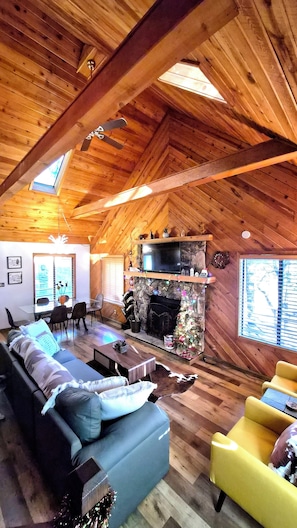 Smart TV - Guys Getaway - Fabulous 3-bed/2 bath cabin centrally located in Ruidoso! (Ruidoso)