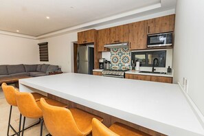 ثلاجة، ميكروويف، فرن، موقد طهي مسطح