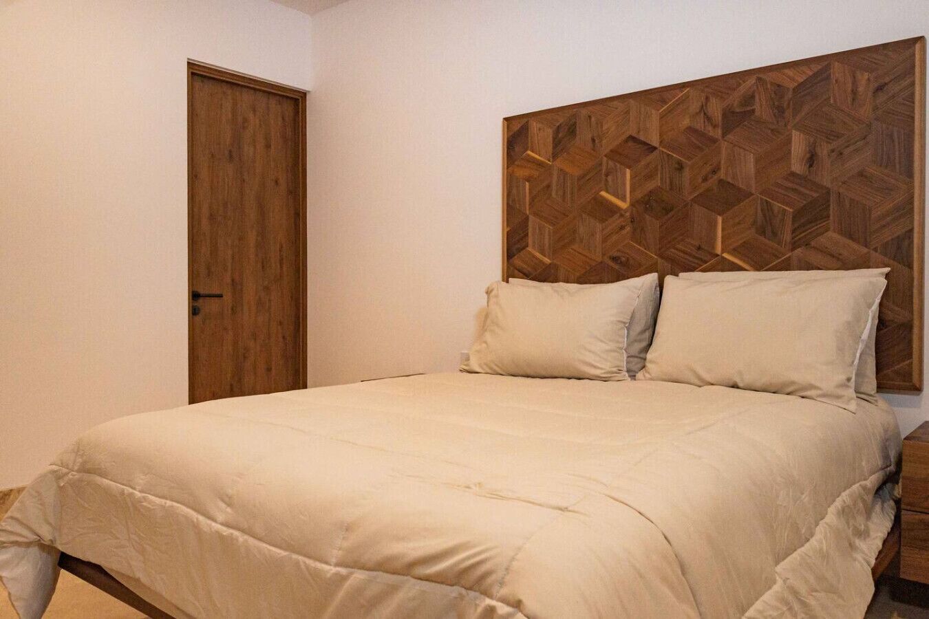 Escritorio, tabla de planchar con plancha, wifi y ropa de cama 