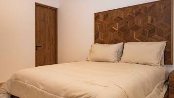 Escritorio, tabla de planchar con plancha, wifi y ropa de cama