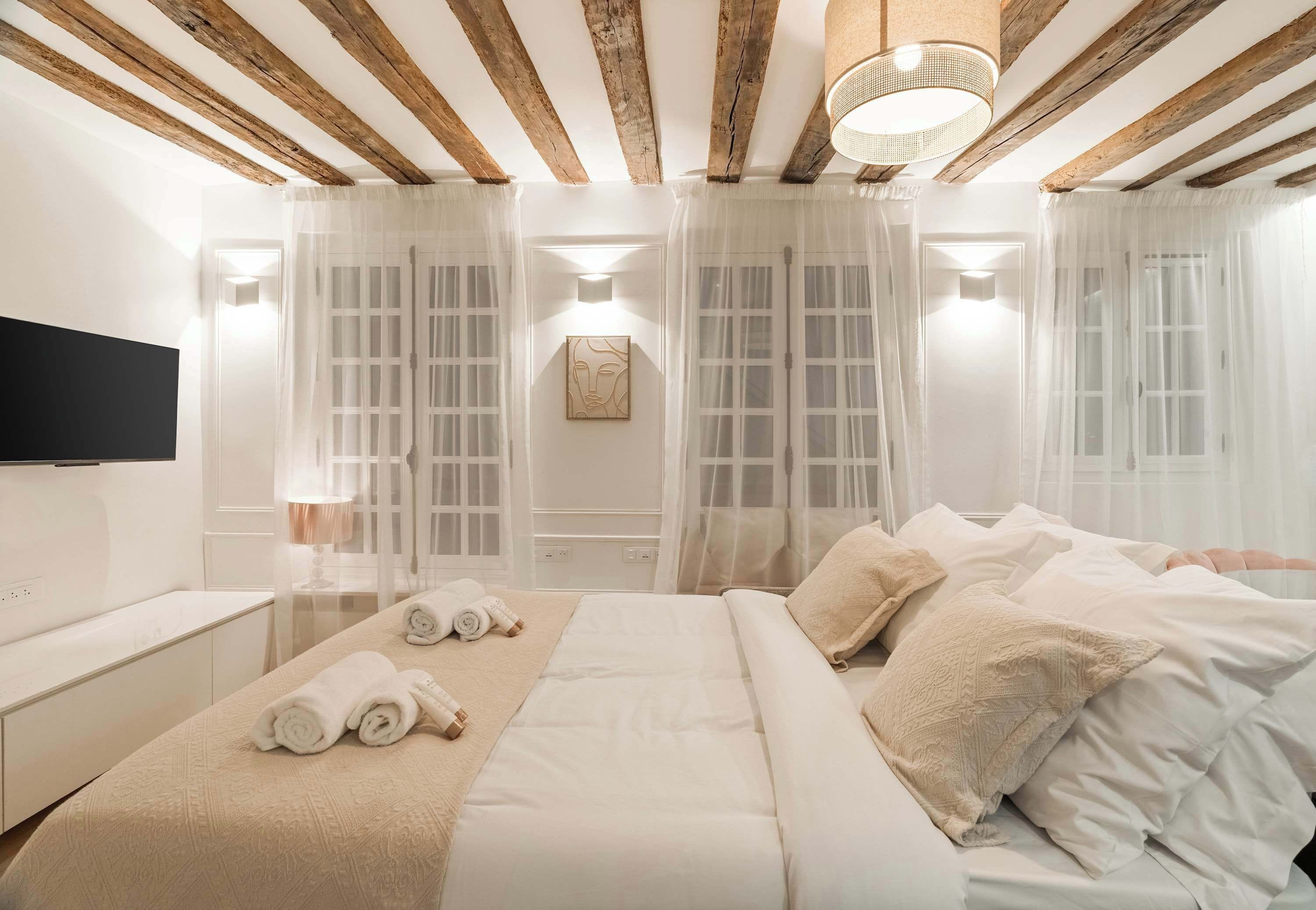 1 間睡房、書桌、熨斗/熨衫板、可攜式嬰兒床