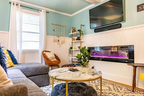 Pet-Friendly 2BR Home w/ Fenced Yard & Vaulted Screened Porch – Near Ft Bragg