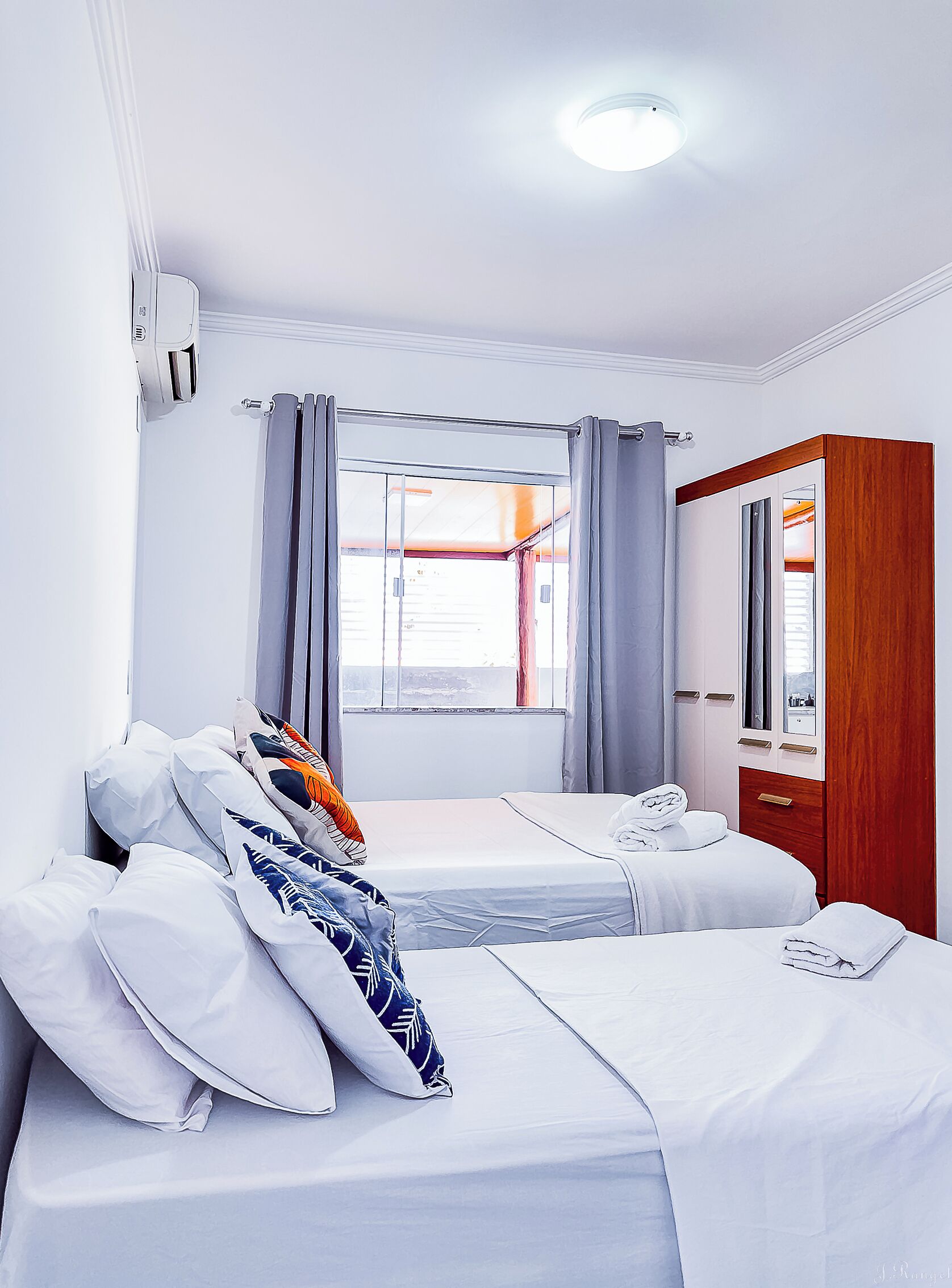 Tabla de planchar con plancha, internet y ropa de cama 