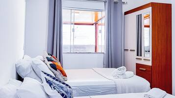 Tabla de planchar con plancha, internet y ropa de cama