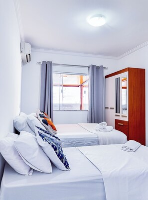 مكواة/لوح كي وخدمة الإنترنت وملاءات أسرّة