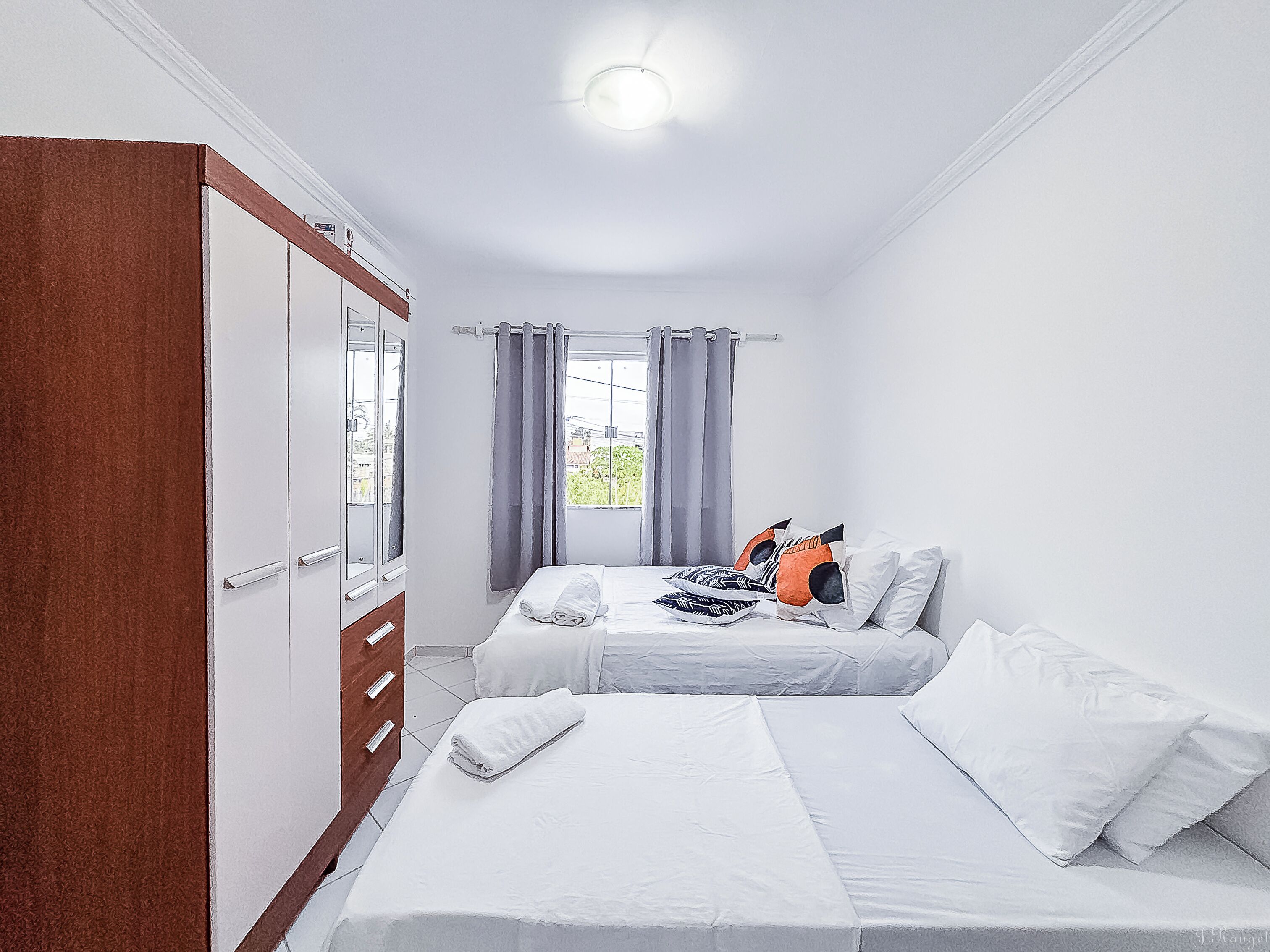 Een strijkplank/strijkijzer, internet, beddengoed