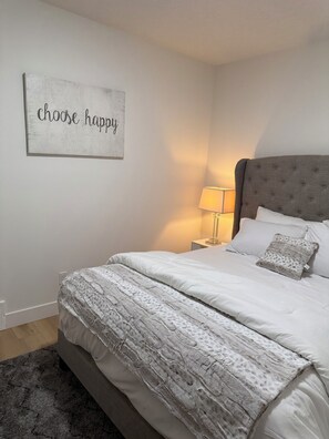 1 bedroom, in-room safe, iron/ironing board, free WiFi - Stylish, Clean & Cozy 1 - Bedroom Suite (Edmonton)