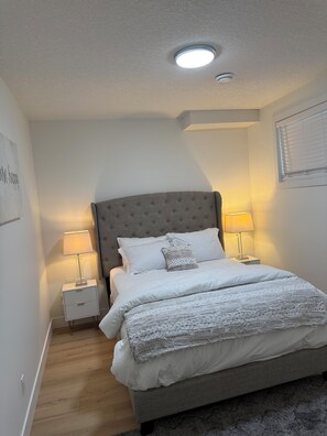1 bedroom, in-room safe, iron/ironing board, free WiFi - Stylish, Clean & Cozy 1 - Bedroom Suite (Edmonton)