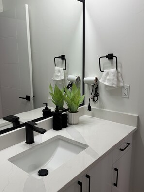 Hair dryer, towels, soap, shampoo - Stylish, Clean & Cozy 1 - Bedroom Suite (Edmonton)
