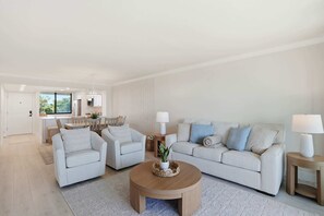 TV, offices - Luxury Bay Side Condo on Fort Myers Beach, FL (Fort Myers Beach)
