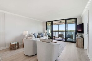 TV, offices - Luxury Bay Side Condo on Fort Myers Beach, FL (Fort Myers Beach)