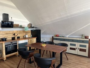 Frigorífico, horno, placa de cocina y lavavajillas