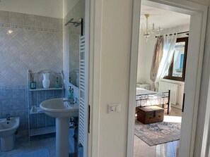 Sèche-cheveux, bidet, serviettes fournies, savon