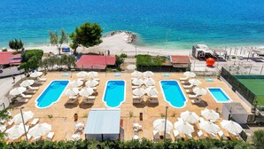 Un complexe hôtelier doté de plusieurs piscines, d’un accès à la plage et offrant une vue sur la mer.