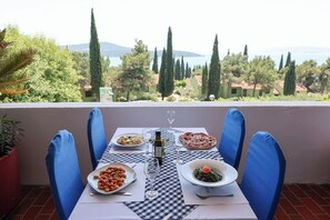 Outdoor dining - Medena Apartments Superior three-room apartment Seaside B4+1 for 5 persons (Seget Donji)
