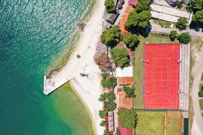Sport court - Medena Apartments Superior three-room apartment Seaside B4+1 for 5 persons (Seget Donji)