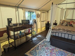 Luxury Tent, River View | Free WiFi - Salmon Gypsy Bed and Breakfast (Salmon)