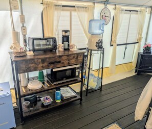 Luxury Tent, River View | Private kitchen | Coffee/tea maker - Salmon Gypsy Bed and Breakfast (Salmon)