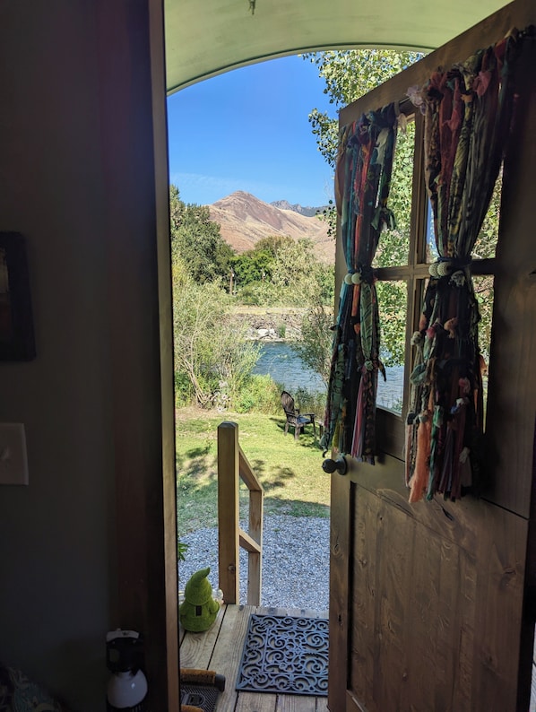 Cabaña de diseñador, vista al río | Interior