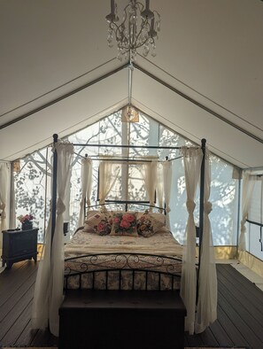 Luxury Tent, River View | Free WiFi - Salmon Gypsy Bed and Breakfast (Salmon)