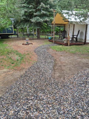 Property grounds - Salmon Gypsy Bed and Breakfast (Salmon)