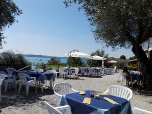 Outdoor dining - Vacation park Fontanelle Mobilehome Villa Jade for 5 persons (Moniga del Garda)