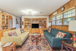 Living area - Charming House Near Beaches - Sleeps 8 (Long Beach)