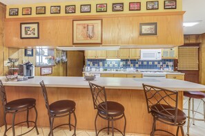 Private kitchen - Charming House Near Beaches - Sleeps 8 (Long Beach)