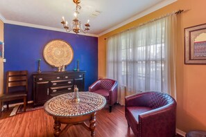 Interior - Charming House Near Beaches - Sleeps 8 (Long Beach)